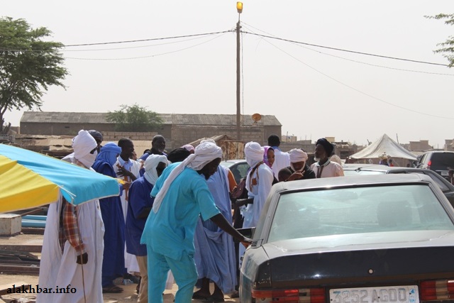 يتجمهر أنصار الحزبين المتنافسين أمام مكاتب التصويت بالميناء ـ (الأخبار)