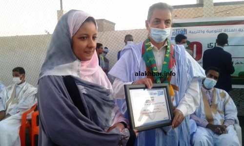 احدى المتفوقات في البكالوريا قدم لها العمدة وسام التكريم/ الأخبار