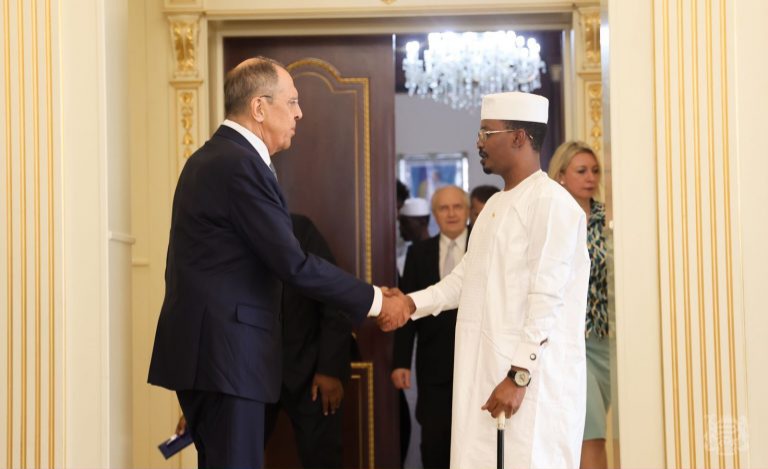 الرئيس اتشادي الجنرال محمد إدريس ديبي ووزير الخارجية الروسي سيرغي لافروف