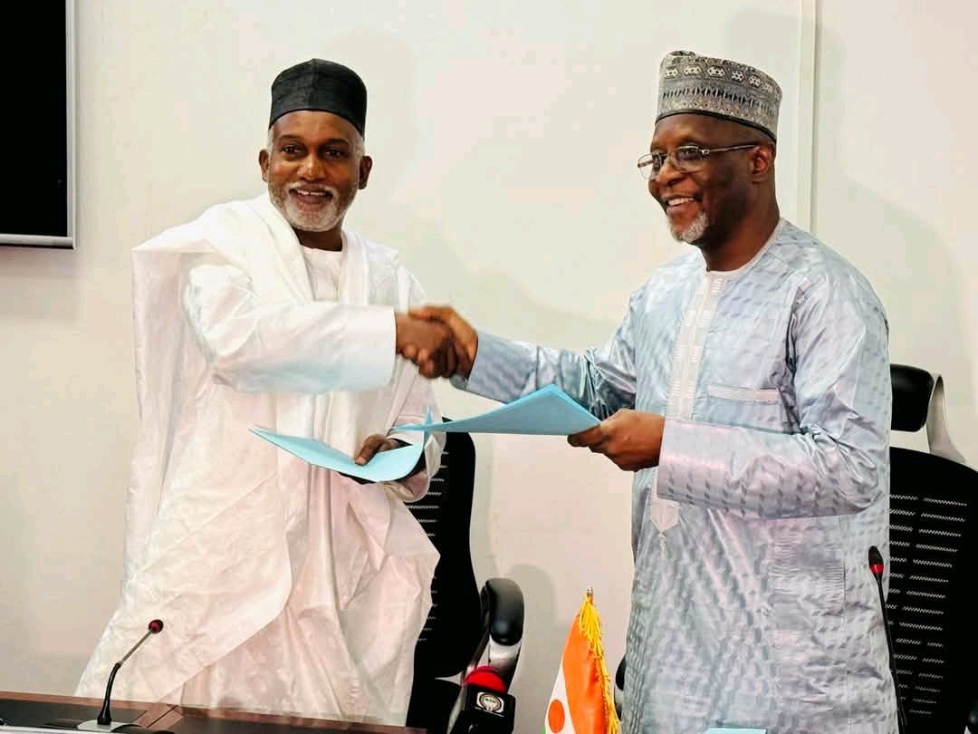 وزير خارجية نيجيريا يوسف ميتما توغار (من اليسار) ونظيره النيجري ياو سانغاري باكاري