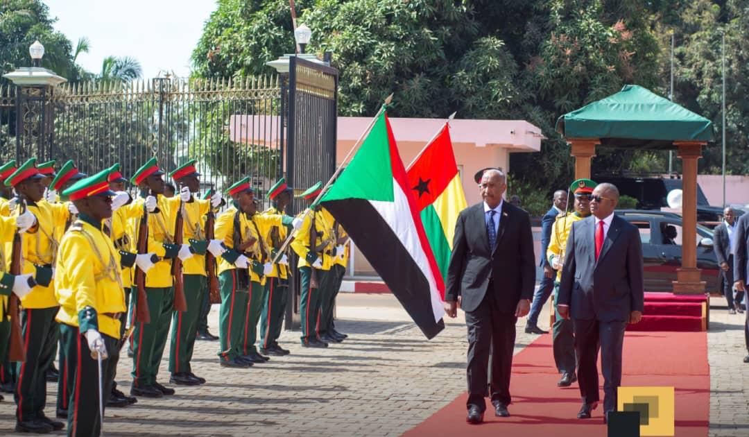 رئيس مجلس السيادة السوداني عبد الفتاح البرهان خلال استقباله من طرف رئيس غينيا بيساو عمرو سيسوكو إمبالو