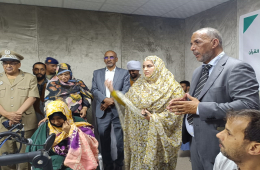 والي ولاية داخلت نواذيبو  اطفيله محمدن حادن خلال إشرافها على انطلاقة المسابقة 