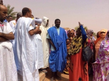 المعلمون والأساتذة خلال وقفتهم الاحتجاجية أمام مباني الولاية في مدينة العيون بالحوض الغربي (الأخبار)