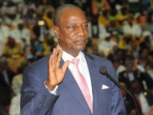 الرئيس الغيني آلفا كوندي خلال تأديته اليمين رئيسا لغينيا كوناكري.