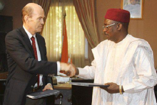 وزير الدفاع النيجري كالا موتاري والسفير الألماني لدى نيامي هيرمان نيكولاي