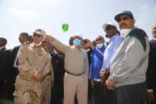 ولد عبد العزيز خلال تفقده سير حملة النظافة في مقاطعة عرفات بالعاصمة نواكشوط (وما)