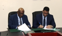 وزير الاقتصاد والمالية المختار ولد اجاي، ونائب وزير التجارة الصيني "تشينغ كمينغ" خلال توقيع اتفاق التعاون