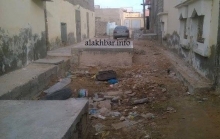 أحد الشوارع وقد تم إغلاقه بشكل شبه كامل بخزانات الحمامات 