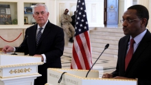 وزير الشؤون الخارجية ريكس تيليرسون، ووزير الخارجية اتشادي شريف محمد زيني.
