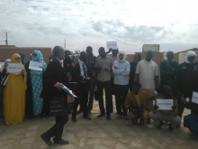 المعلمون خلال وقفتهم الاحتجاجية أمام مباني الإدارة الجهوية للتهذيب بأطار