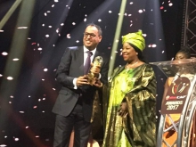 رئيس الاتحادية الموريتانية لكرة القدم أحمد ولد يحيى يتسلم الجائزة 