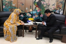 السفير الصيني في موريتانيا  ازهانغ جانكو، والأمينة العامة لهيئة الرحمة أسماء بنت سيدي عالي