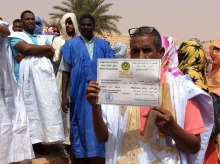 معلمون وأساتذة بالحوض الغربي خلال وقفة احتجاجية الثلاثاء الماضي أمام مباني الولاية في العيون (الأخبار)