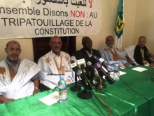 رئيس حزب اللقاء الديمقراطي محفوظ ولد بتاح وعدد من قادة الحزب خلال المؤتمر الصحفي ظهر اليوم (الأخبار)