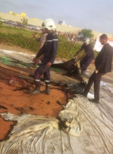 رجال إطفاء يتعاملون مع آثار الحريق في ملتقى مدريد