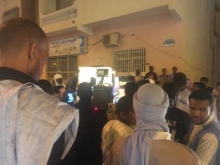 جانب من الوقفة الاحتجاجية المتضامنة مع قطر والمنظمة في محيط منزل سفيرها بنواكشوط