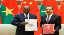 وزير الخارجية الصيني وانغ يي ونظيره البوركيني ألفا باري لدى توقيعهما على إقامة العلاقات بين البلدين.