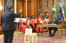 أحد أعضاء الحكومة الغابونية يؤدي اليمين الدستورية.