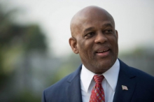 شارلز وولكر ابرومسكين: رئيس حزب الحرية وأحد المشاركين في الانتخابات الرئاسية الليبيرية.