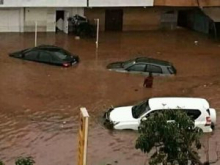 سيارات غارقة بأحد أحياء العاصمة المالية باماكو