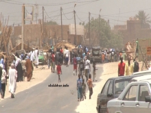 شباب وأطفال صغار السن يقودون مظاهرة قرب سوق الخشب بمقاطعة الميناء ـ (الأخبار)