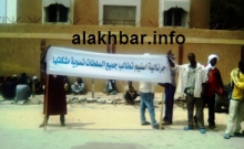 جانب من وقفة عمال الجرنالية زوال اليوم أمام مبنى ولاية نواذيبو (تصوير الأخبار)