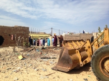 تفعل الجرافات فعلتها في منازل وأخبية سكان حي تنسويلم غير بعيد من المطار القديم (الأخبار)