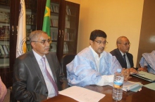 رئيس الحزب الحاكم سيد محمد ولد محم (وسط) وعن يمينه الوزير الأول يحي ولد حدمين، وعن يساره نائبه اجيه ولد سيداتي