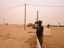 دركي موريتاني يراقب المنطقة من داخل مدينة انبيكت الأحواش (الأخبار - أرشيف)