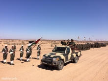 الرئيس الصحراوي رفقة وزير الدفاع وقائد الناحية العسكرية الثانية خلال الاستعراض العسكري ـ (الأخبار)