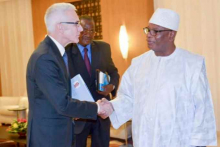 الرئيس المالي ابراهيم بوبكر كيتا وأمين عام منظمة "الأنتربول" جورجن ستوك.