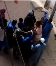 لحظة توقيف الشرطة لأحد النشطاء الشباب الأحد الماضي