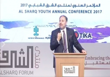 رئيس منتدى الشرق وضاح خنفر خلال كلمته في افتتاح المؤتمر السبت في استنبول