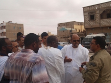 قادة المعارضة في مفاوضات مع أحد ضباط الشرطة الحاضرين قبيل فض المسيرة ـ (الأخبار