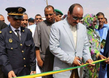 ولد عبد العزيز رفقة والي الترارزة خلال زيارة سابقة ـ (أرشيف)