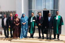 رئيسة اللجنة وأعضاؤها مع رئيس المحكمة العليا بعيد أداء اليمين القانونية 