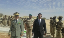 اللواء عثمان ولد اعبيد لحمر ولد ارميظين يتوسط والي نواذيبو والقائد المساعد لأركان الجيوش ـ (AMI)