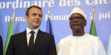 الرئيسان المالي ابراهيم بوبكر كيتا، والفرنسي إيمانويل ماكرون خلال قمة بباماكو يوليو 2017.