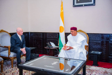 الرئيس النيجري محمد بازوم ومدير شركة "غلوبال أتوميك كوربوريشن" ستيفن رومان