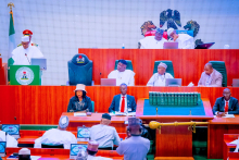 رئيس نيجيريا محمدو بخاري أثناء تقديمه مشروع الميزانية أمام مجلس النواب 