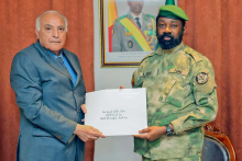 الرئيس الانتقالي المالي العقيد عاصيمي غويتا ووزير الخارجية الجزائري أحمد عطاف 