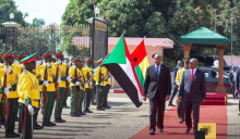 رئيس مجلس السيادة السوداني عبد الفتاح البرهان خلال استقباله من طرف رئيس غينيا بيساو عمرو سيسوكو إمبالو