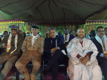 في الوسط والي الولاية ماحي حامد وعن اليمين نائب رئيس المجلس الجهوي ومن اليسار قائد المنطقة العسكرية الأولى/ الأخبار