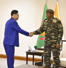 السفير الموريتاني بالنيجر سيداتي ولد أحمد عيشه خلال استقباله من طرف الرئيس الانتقالي للبلاد الجنرال عبد الرحمن تياني