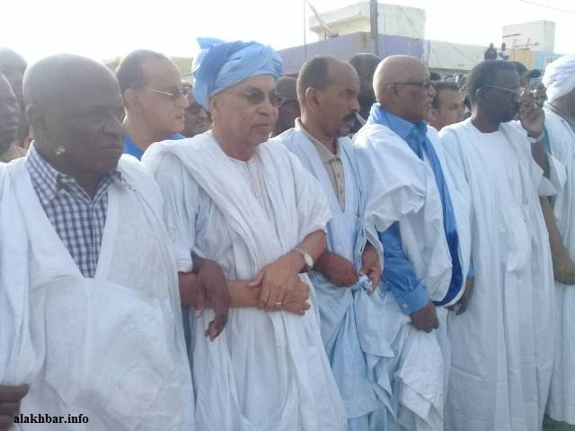 موسى افال يتوسط بعض قادة المعارضة المشاركين في المسيرة ـ (الأخبار)