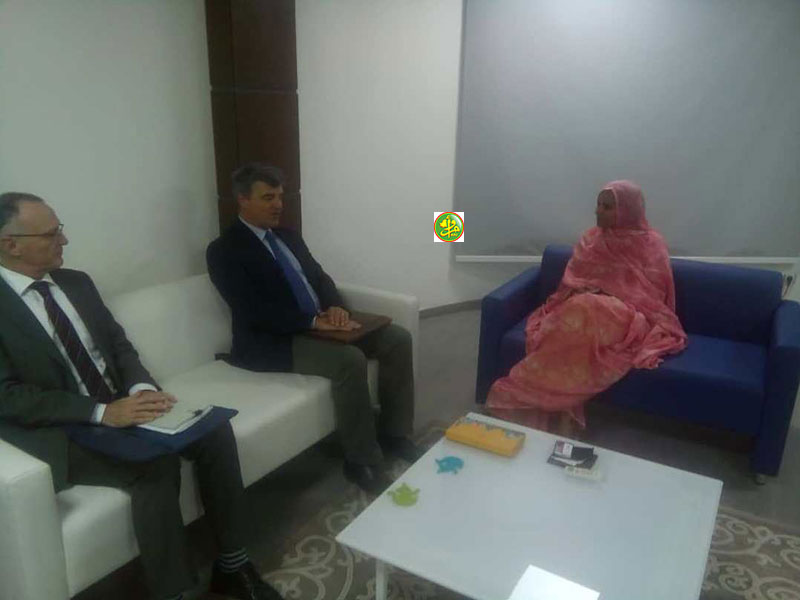 وزيرة التجهيز والنقل آمال بنت المولود خلال لقائها مع السفير رئيسة بعثة الاتحاد الأوربي اجياكومو ديرازو (وما)