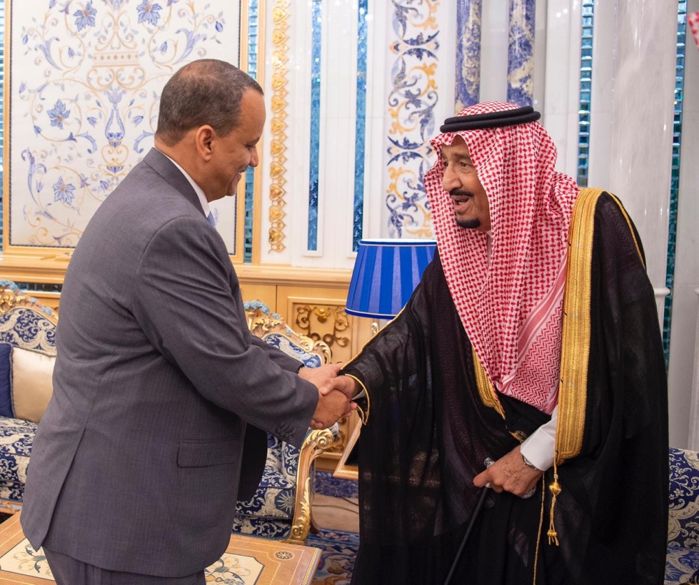 ملك السعودية سلمان بن عبد العزيز تسلم الرسالة من وزير الخارجية إسماعيل ولد الشيخ أحمد