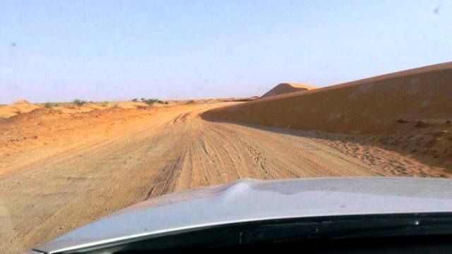 طريق قرية النباغية وقد حاصرته الرمال من كل جانب