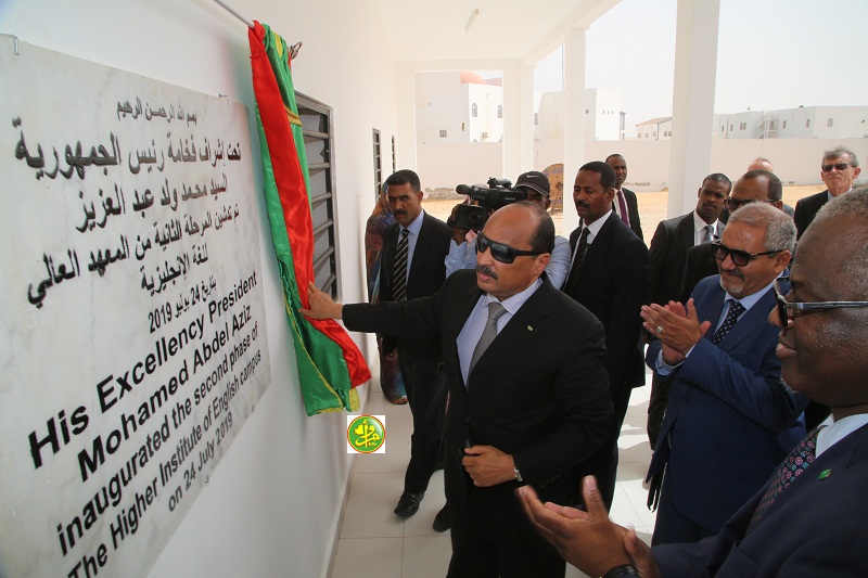 الرئيس المنتهية ولايته محمد ولد عبد العزيز خلال تدشين المعهد الذي دشنه وزيرا الدفاع والتعليم العالي قبل أكثر من سنتين (وما)