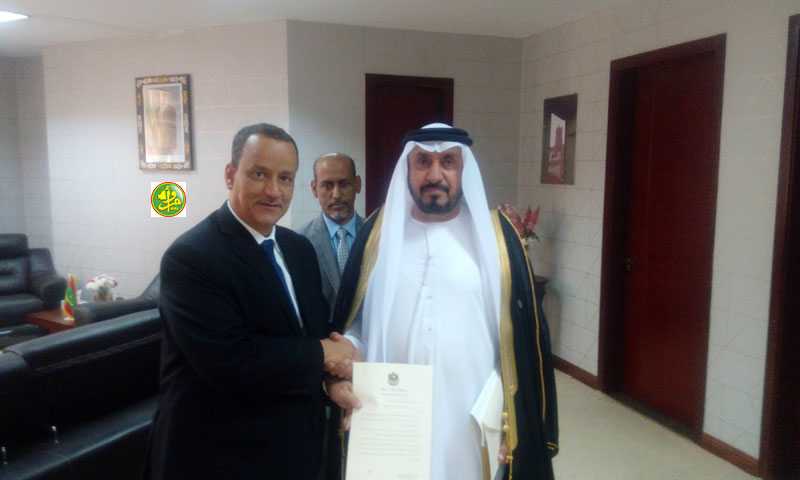 وزير الخارجية الموريتاني إسماعيل ولد الشيخ أحمد خلال استلامه نسخة من أوراق اعتماد السفير الإماراتي الجديد حمد غانم حمد المهيري (وما)